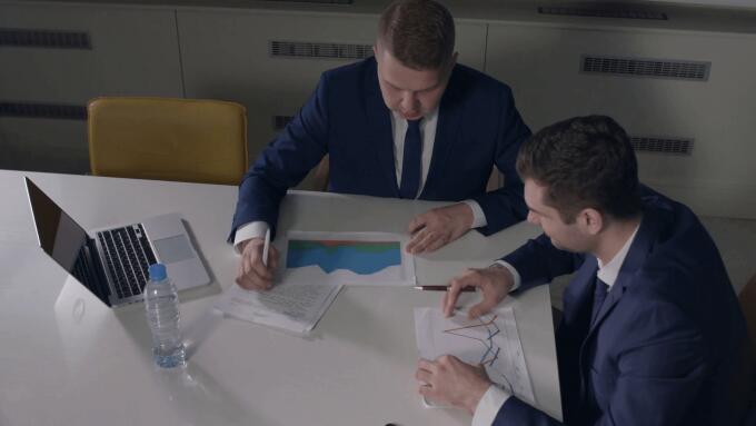 Jak obliczyć Dolat inwestycje cena do zarobków ratio? businessNegotPl