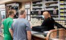 Estadounidenses compraron armas récord de 17m en un año de disturbios, el análisis encuentra